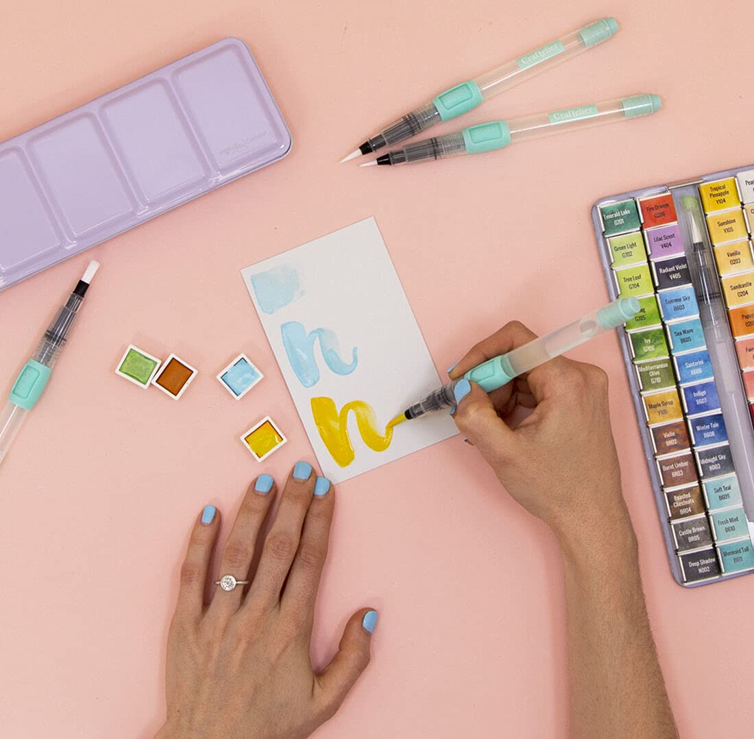 Craftelier - Caja de Pastillas de Acuarelas con Surtido de 24 Colores + Pincel con Depósito de Agua o Waterbrush para Caligrafía, Lettering o Mixed Media y otras Manualidades | Alta Pigmentación
