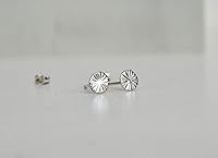 Vista 7 de Aretes modernos de plata de ley martillada de 0.197 in, piercing de lóbulo relleno de oro, diseño de sol