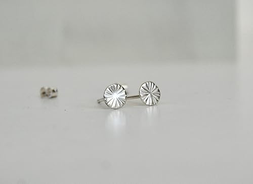 Miniatura 7 de Aretes modernos de plata de ley martillada de 0.197 in, piercing de lóbulo relleno de oro, diseño de sol