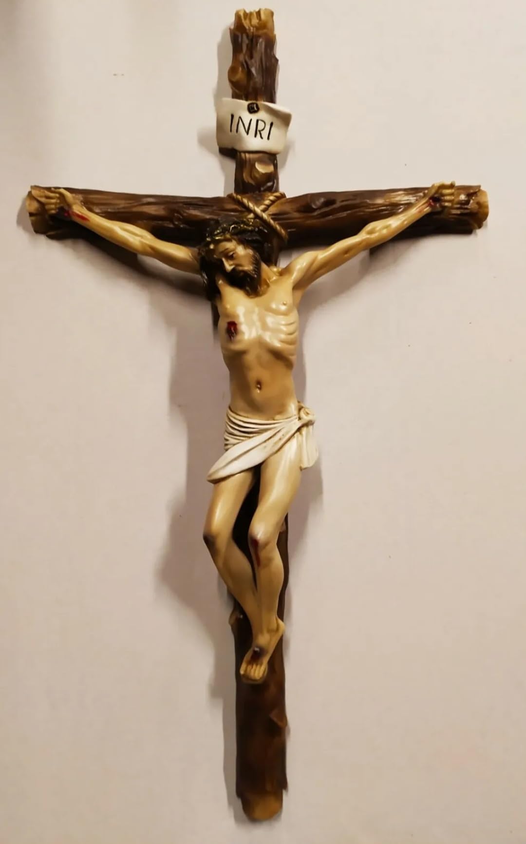 ArteSacraCaravaggio Crucifix mural en marbre résine décoré à la main 53 x 31 cm Fabrication artisanale