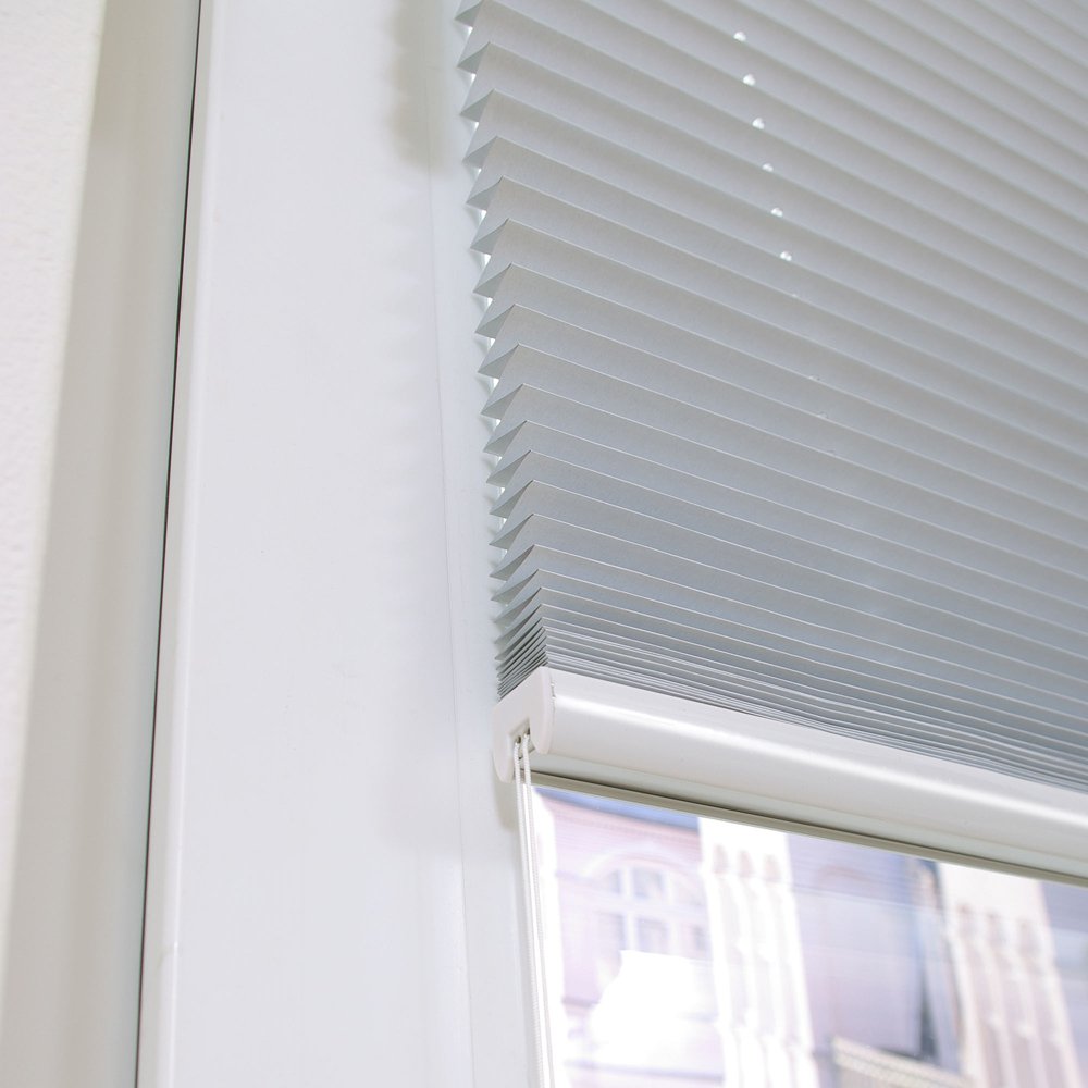 Liedeco® Thermo Plissee verspannt mit Klemmträger / 90 x 130 cm weiß (BxH) /verdunkelnd stufenlos verstellbar energiesparend / 123 montiert/Thermo-Plissee/Klemmen-Sonnenschutz Fensterdekoration