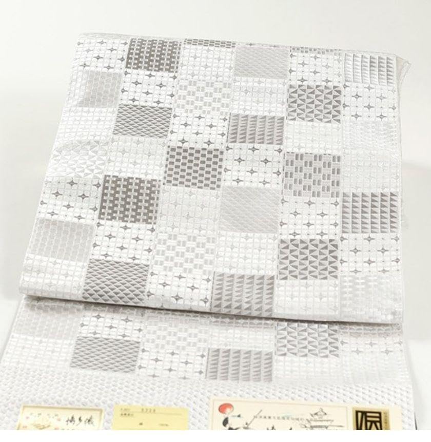 お仕立付き【本場越前博多織◆西村織物謹製 紋八寸名古屋】幾何学文様 白 白銀 お仕立付き【本場越前博多織◇西村織物謹製 紋八寸名古屋】幾何