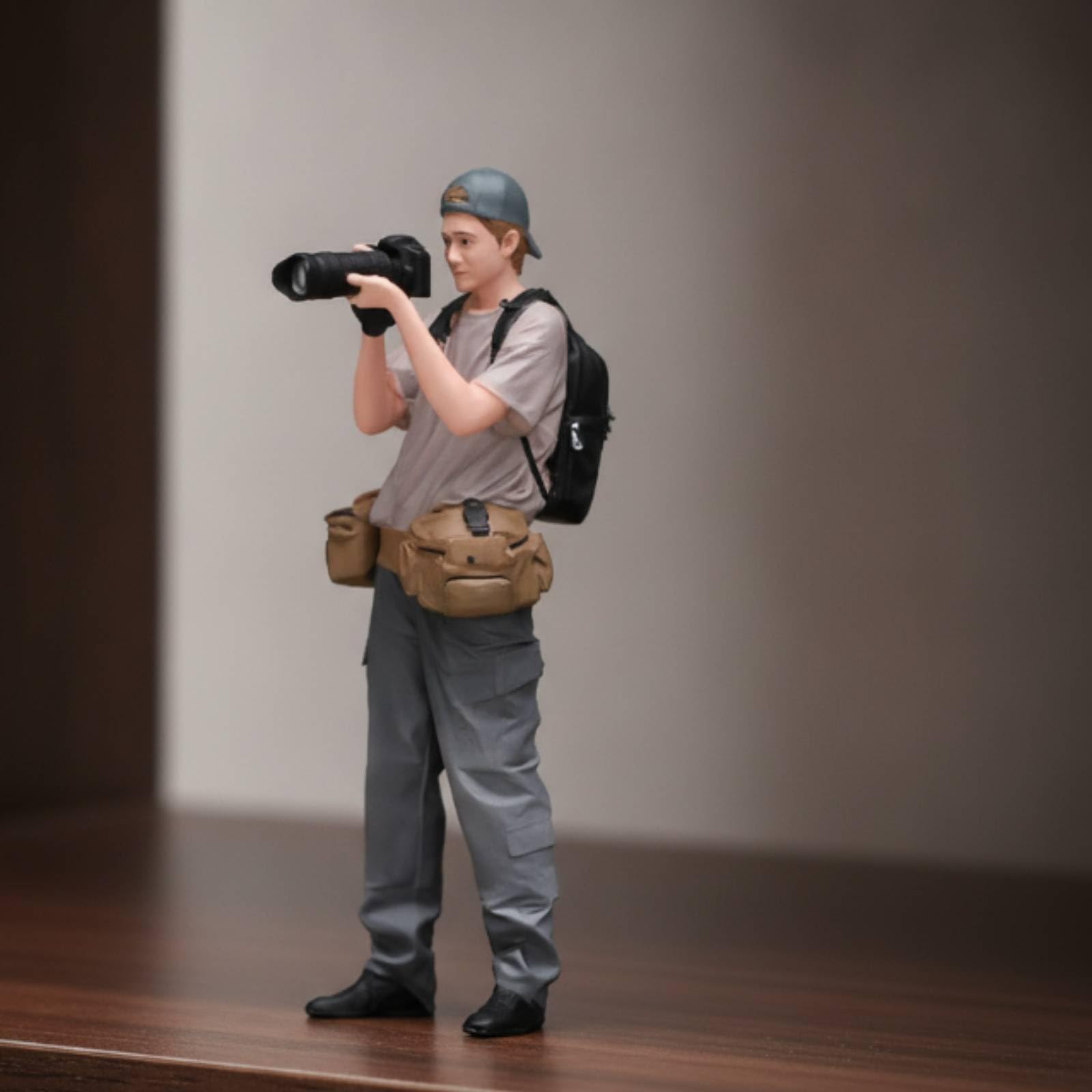 Harilla Miniaturfigur Figur Modell Menschliche Figur Sammelfigur aus Harz Handbemalt mit Detaillierter Kameratechnik Und Feinen Gesichtszügen für Dioramen Vitrinen Kreative Szenen 10cm