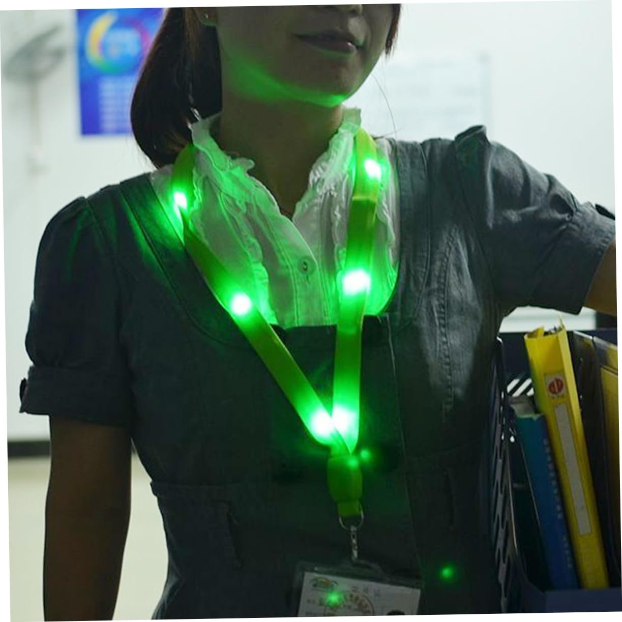 HOMSFOU LED Leuchtband Schlüsselanhänger für Weihnachtsfeiern aus Nylon 7 Stück in Verschiedenen Farben mit Kartenhalter und Schlüsselband Zufällige Farbe für Schüler und Büroangestellte