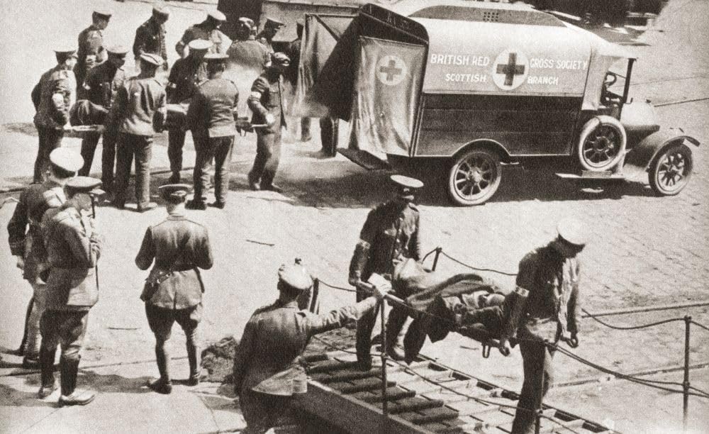 Il primo dei feriti durante la prima guerra mondiale visto qui al porto francese di Le Havre essere invalido di nuovo in Gran Bretagna. Da The Pageant of the Century pubblicato 1934. Stampa poster di