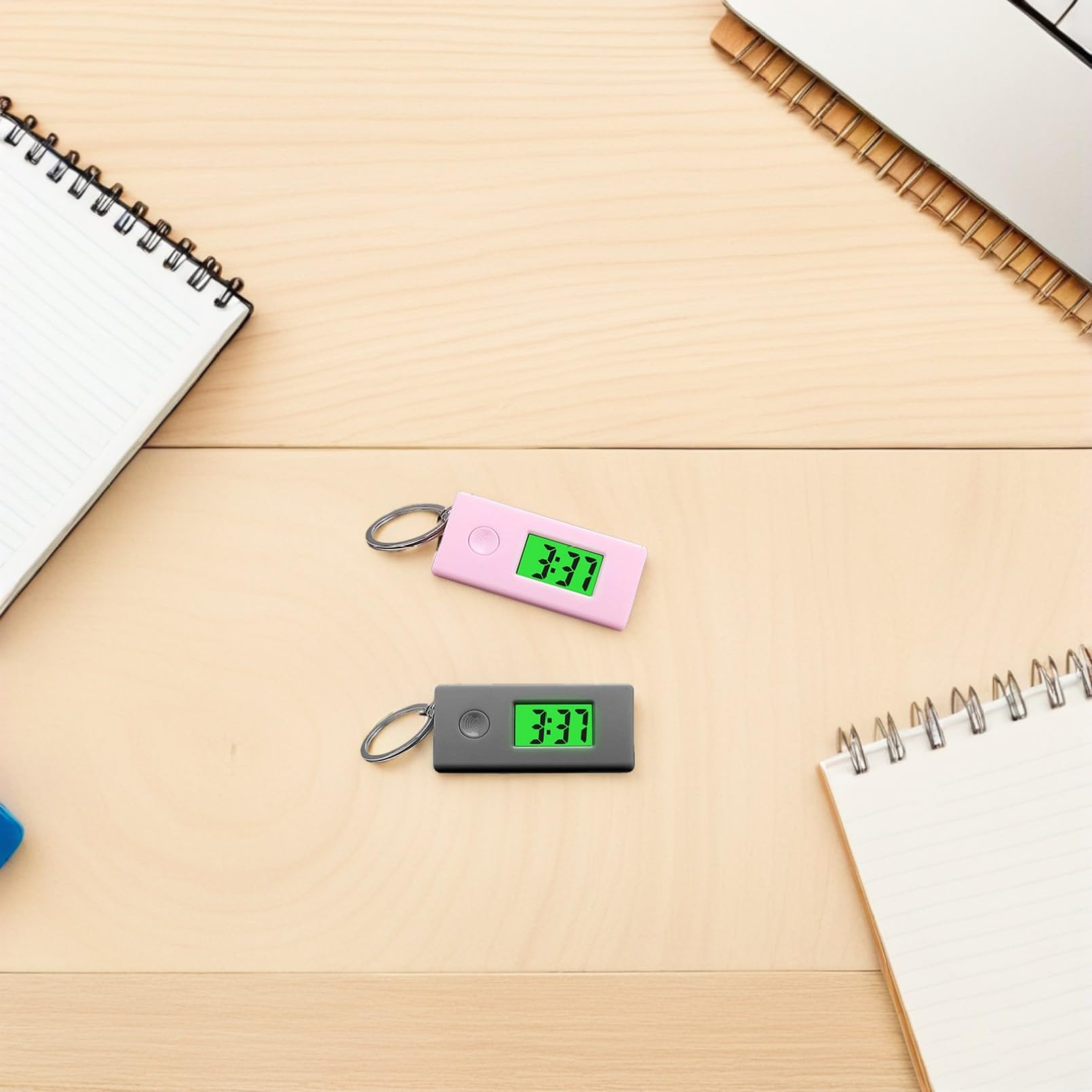 5 pièces Montre Porte-clés Silencieuse avec Lumière Nocturne Montre Digitale Portable Triangulaire pour Examens Travail et Activités Extérieures