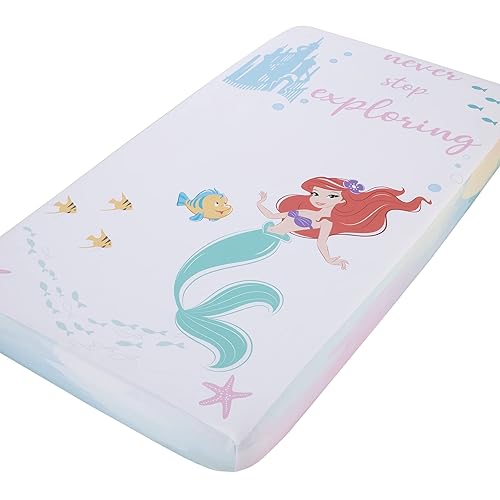 Disney Ariel Watercolor Wishes Aqua, Pink and White Never Stop Exploring - Sábana bajera ajustable para cuna (100% algodón)