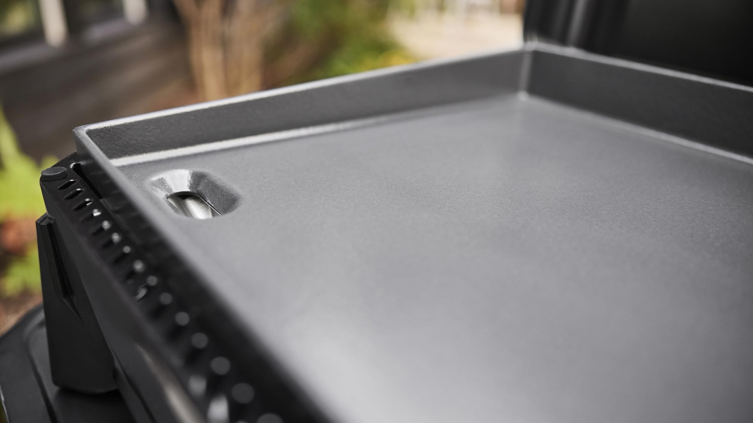 Weber Slate GP 56cm Premium Plancha Grill / 2 Brenner, Gleichmäßige Hitze bis zum Rand, Bis zu 260 °C, Porzellanemaillierte Antihaft-Grillfläche (56 x 41 cm), Höhenverstellbare Füße, Schwarz