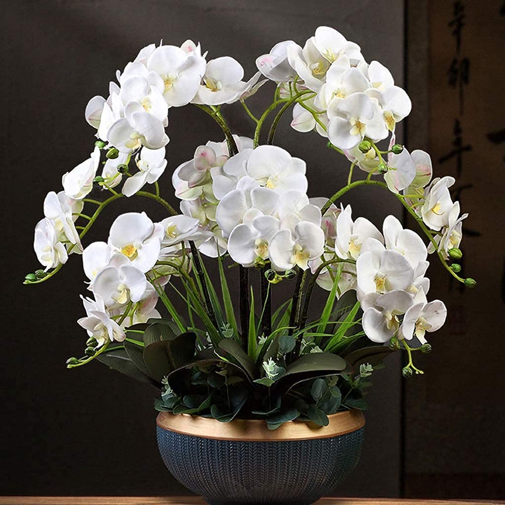 Juego de flores artificiales, orquídea de mariposa falsa, jarrón de cerámica, 12 bonsái de orquídea, adecuado para la familia, sala de estar, fiesta de boda (naranja) (blanco)
