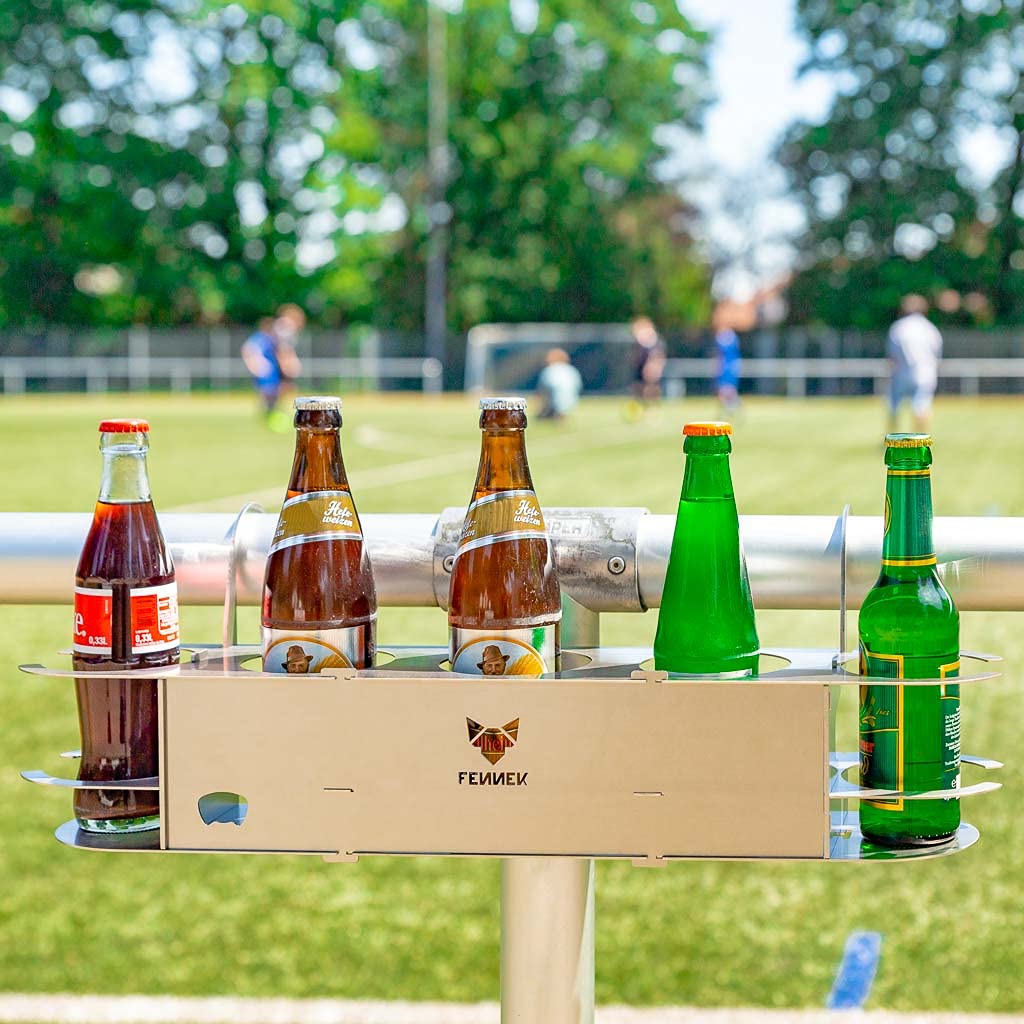 FENNEK Keeper | Getränkehalter aus Edelstahl | mit Flaschenöffner | Perfekt für Fußball- und Tennisplatz | inkl VA Seil als Diebstahlschutz | Made in Germany