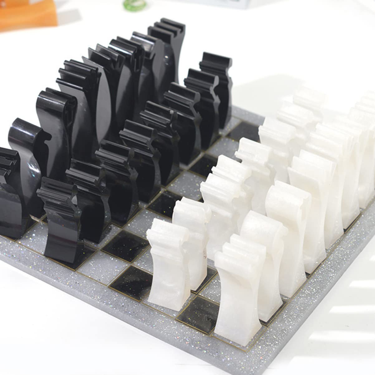 NUOBESTY 2pezzi Stampi Per Scacchi in Silicone Stampi in Resina Epossidica Vassoio Per Realizzare Pezzi Dei Scacchi Flessibile e Riutilizzabile Artigianali