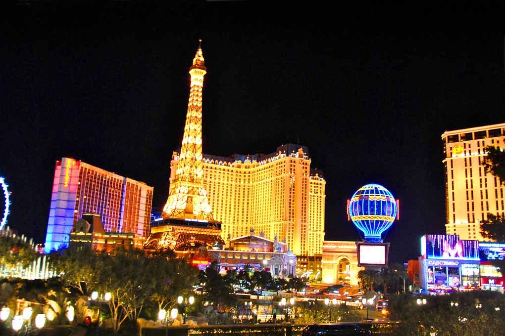 Impression photo Las Vegas de nuit | Poster de la Tour Eiffel et du Ballys 60x40 cm