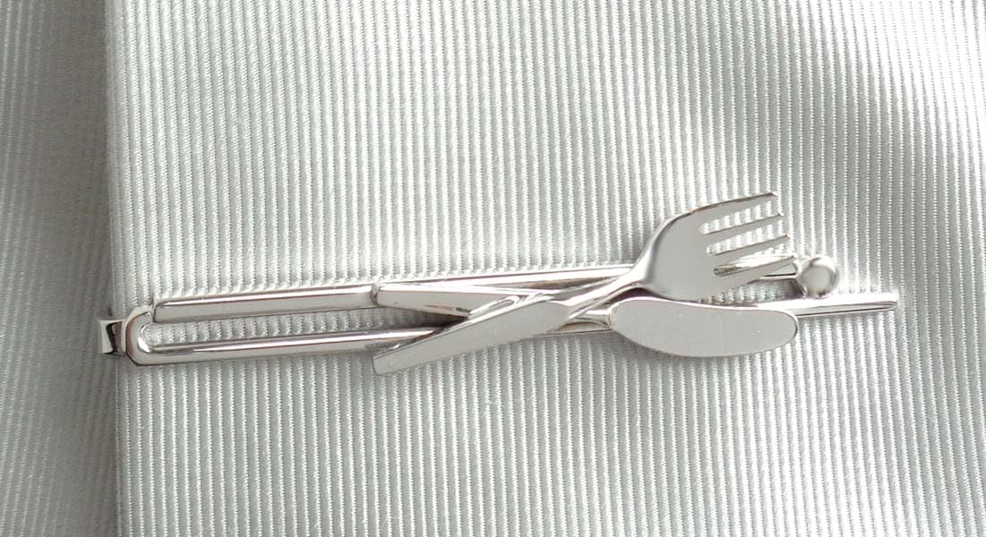 Krawattennadel Messer & Gabel silbern glänzend ca. 6,7 cm lang made in Germany + Geschenkbox Accessoire für die Seidenkrawatte