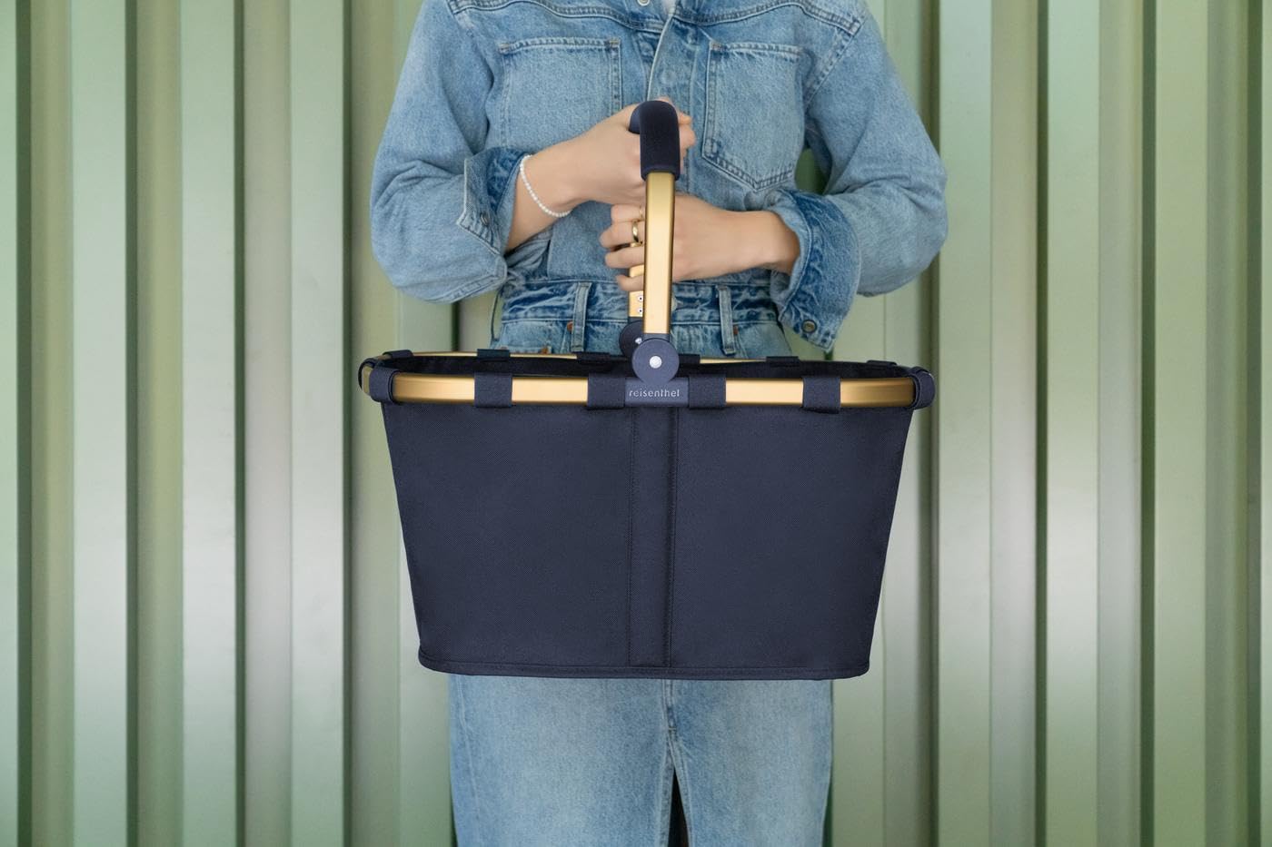 reisenthel Carrybag – Cesta de la compra estable con mucho espacio de almacenamiento y práctico bolsillo interior, diseño elegante y resistente al agua
