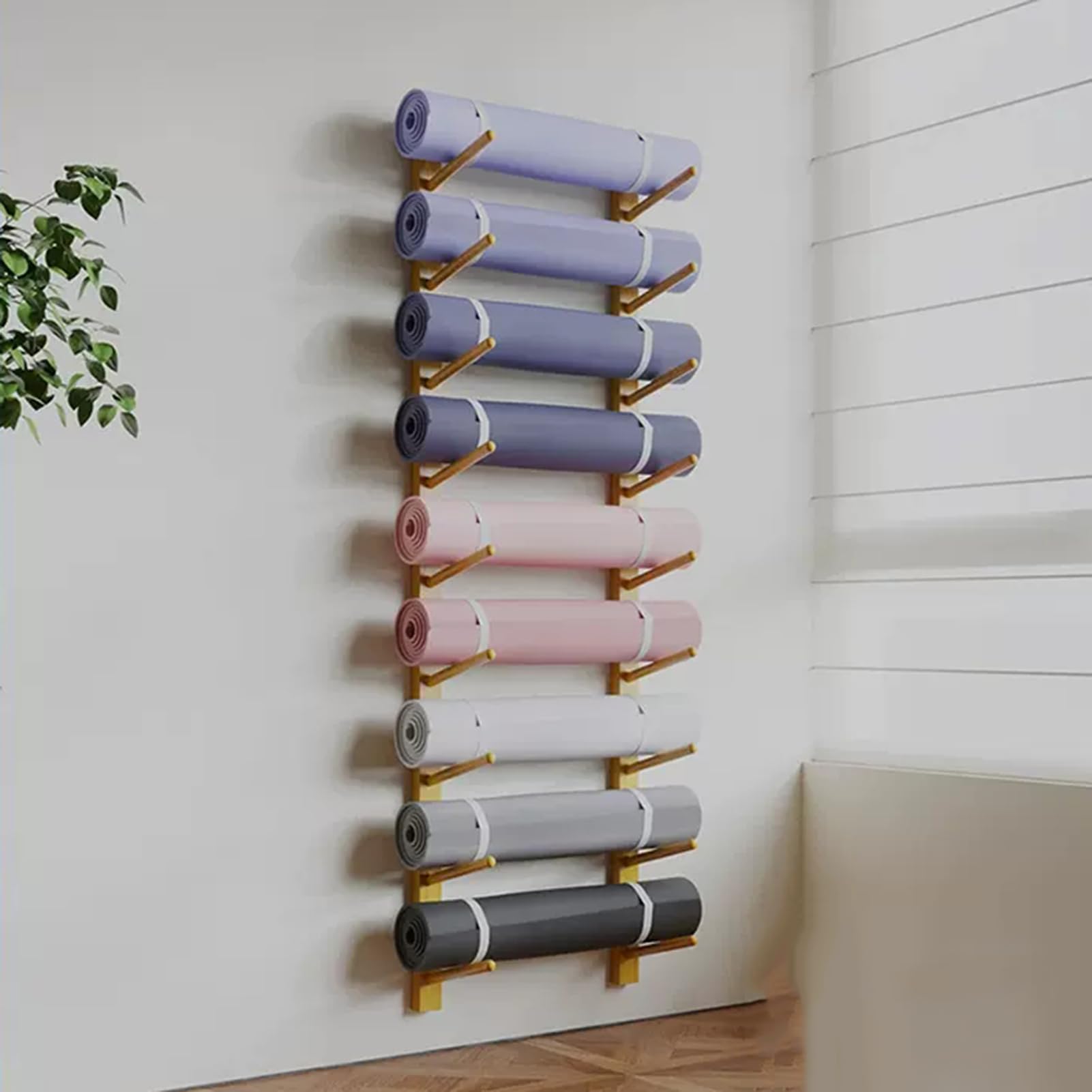 Organisateur tapis de yoga en bois pour un studio de gym épuré