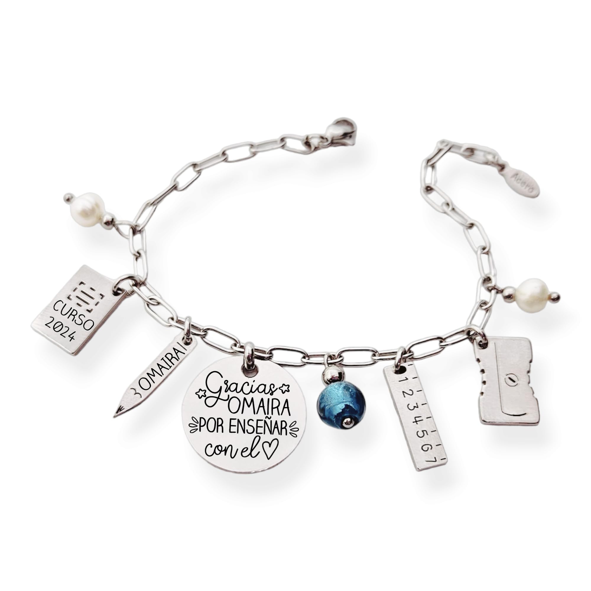 Pulsera para profesora, con el nombre personalizado y abalorios temáticos colgando. MODELO CUQUI-2. Regalos para profesores.