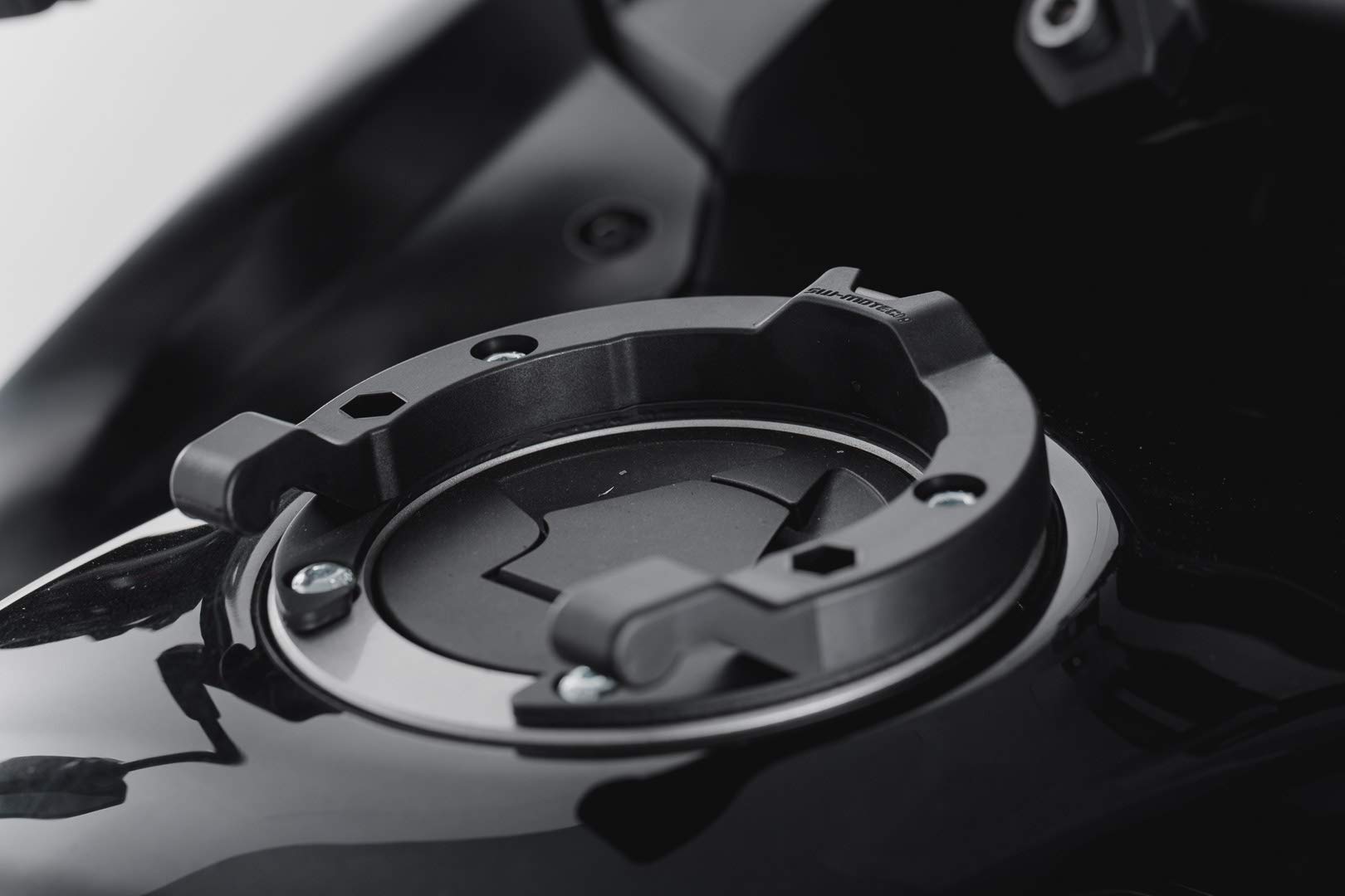ION Tankring, schwarz, Kawasaki-Modelle, für Tank mit 5 Schrauben