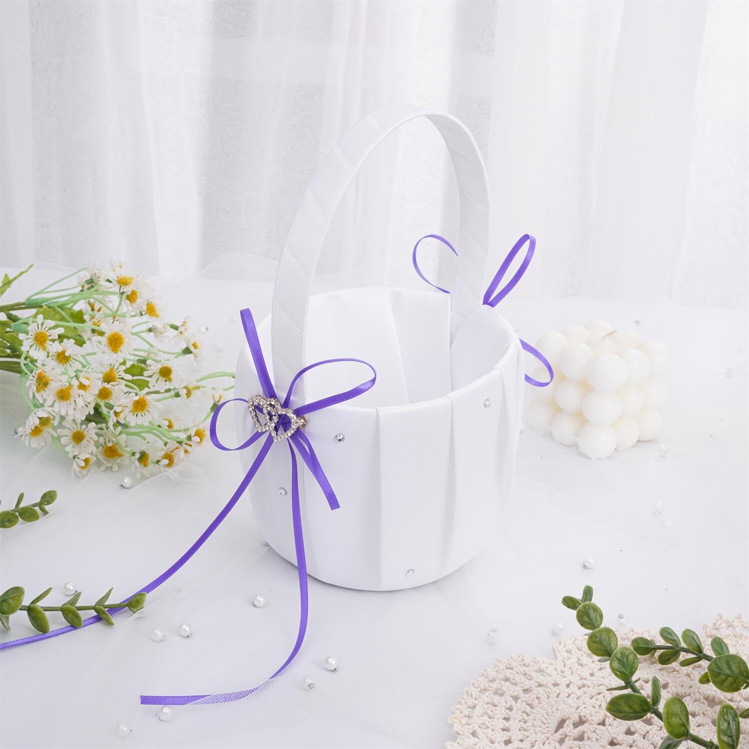 QIRMIZI Ringkissen und Blumenmädchenkorb Set - verziert mit Perlen-Strasssteinen, weißer Satin, Violett
