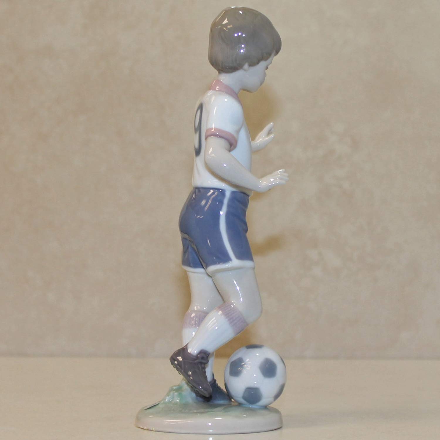 LIADRO サッカー少年 陶器 Amazon.com: Lladro Figurine, 6198 Soccer Practice , Football