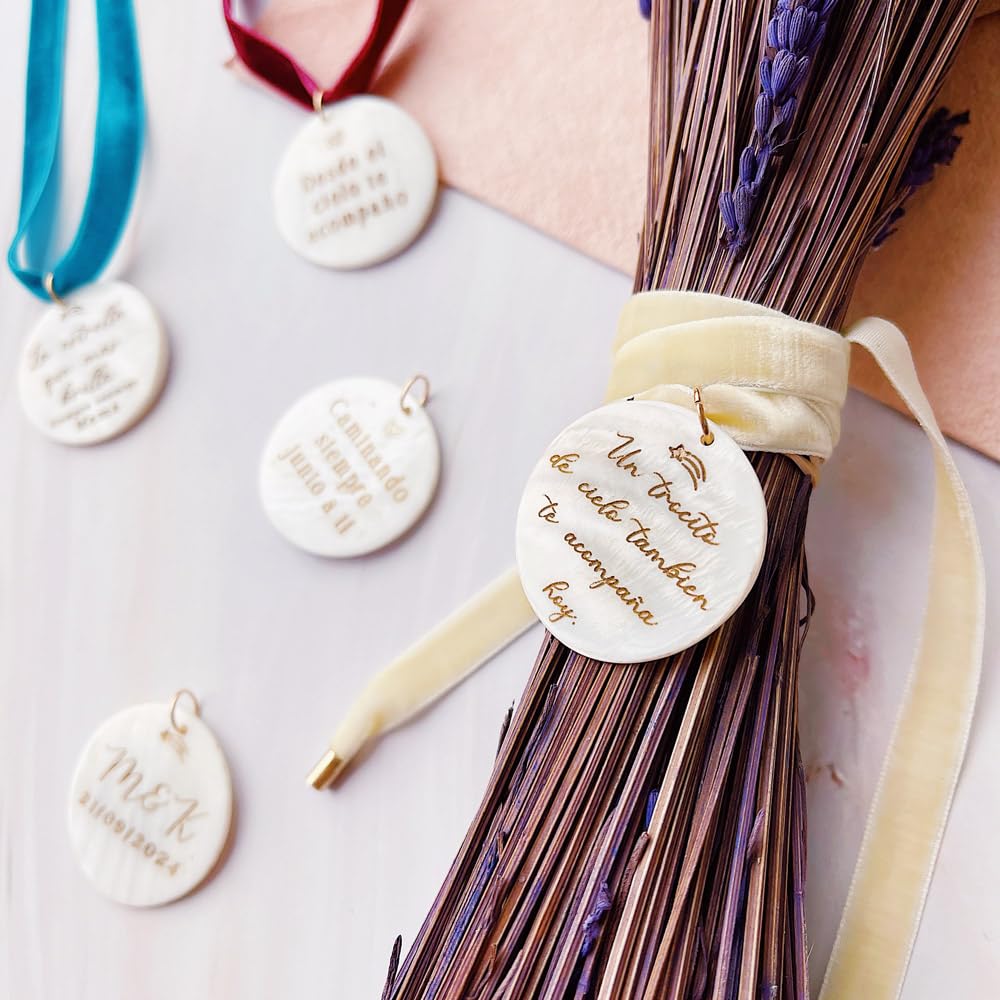 MONAMÍ - Medalla para ramo de novia en nácar personalizada grabada y esmaltada en dorado. Varios modelos y cintas a elegir. Grabamos la dedicatoria que desees. Regalo de boda para novia o madre