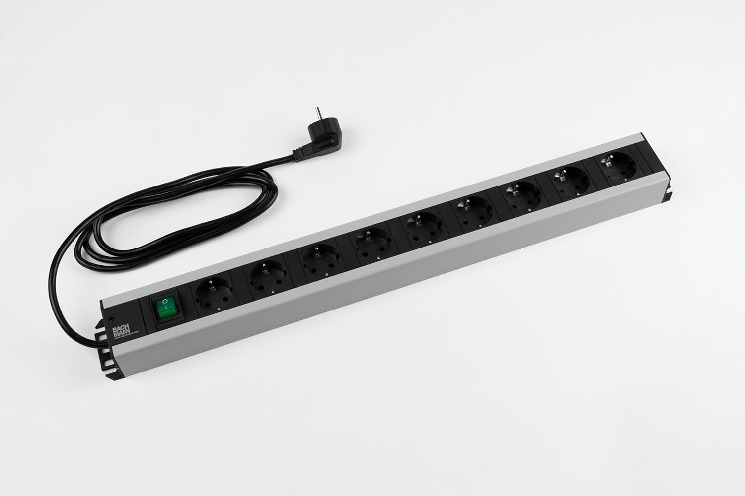 Bachmann Handwerkerleiste 9-fach 90°, with Schalter - Schuko, 90°, Dosenabstand 15mm, 2m H05VV-F 3G1,5mm²; Maße: ca. 617 x 74 x 45 mm