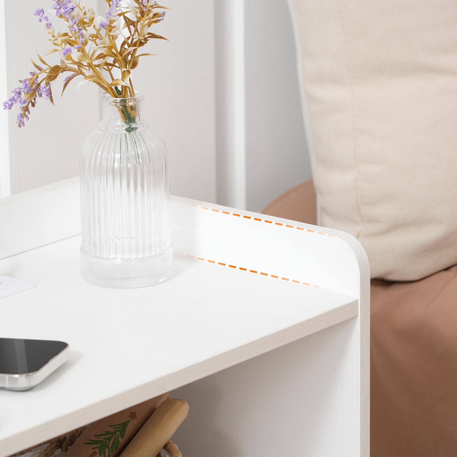 HOOBRO Comodino con Striscia LED, Tavolino con Stazione di Ricarica, 2 Cassetti, Portaoggetti con Luce Regolabile, per Camera da Letto, Soggiorno, Stile Moderno, Bianco EWT28CDBZ01