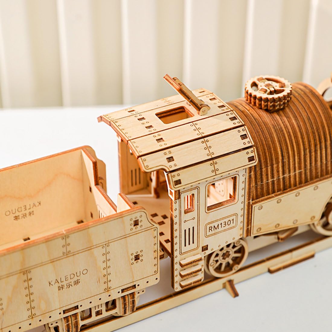 Kit fai da te Steam Train Model Kit meccanico Wind-Up Locomotive con traccia, modello di assemblaggio in legno, collegamento a pistone, set di costruzione educativa, display desktop (413 PCS/smontato)