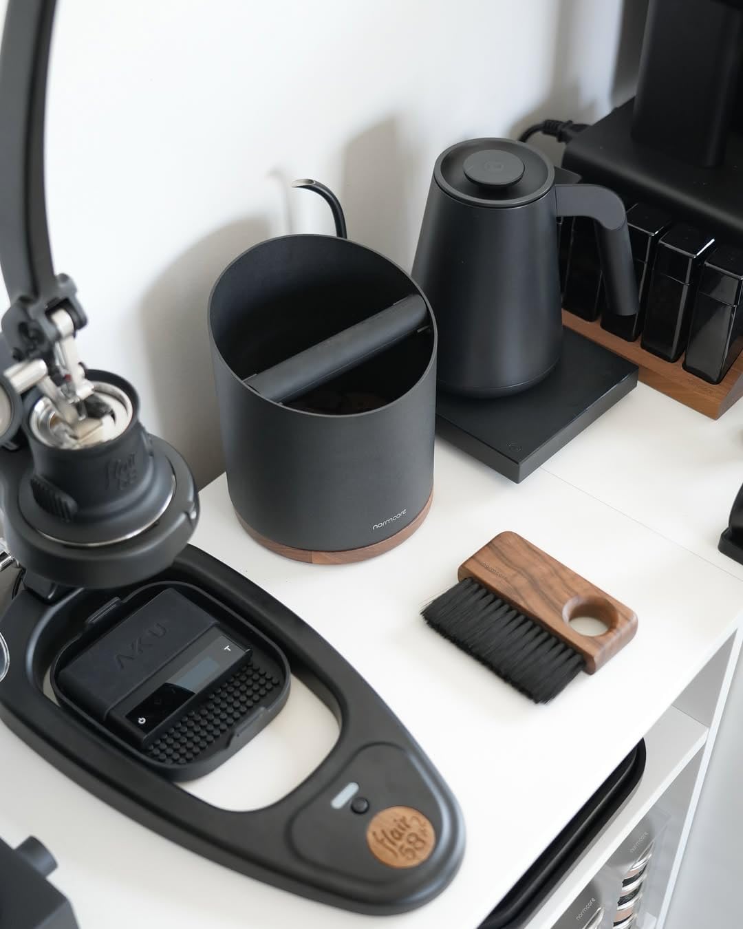 Normcore Boîte à expresso robuste pour marc de café, barre amovible et base antidérapante en noyer, absorbant les chocs, durable, en acier inoxydable, noir