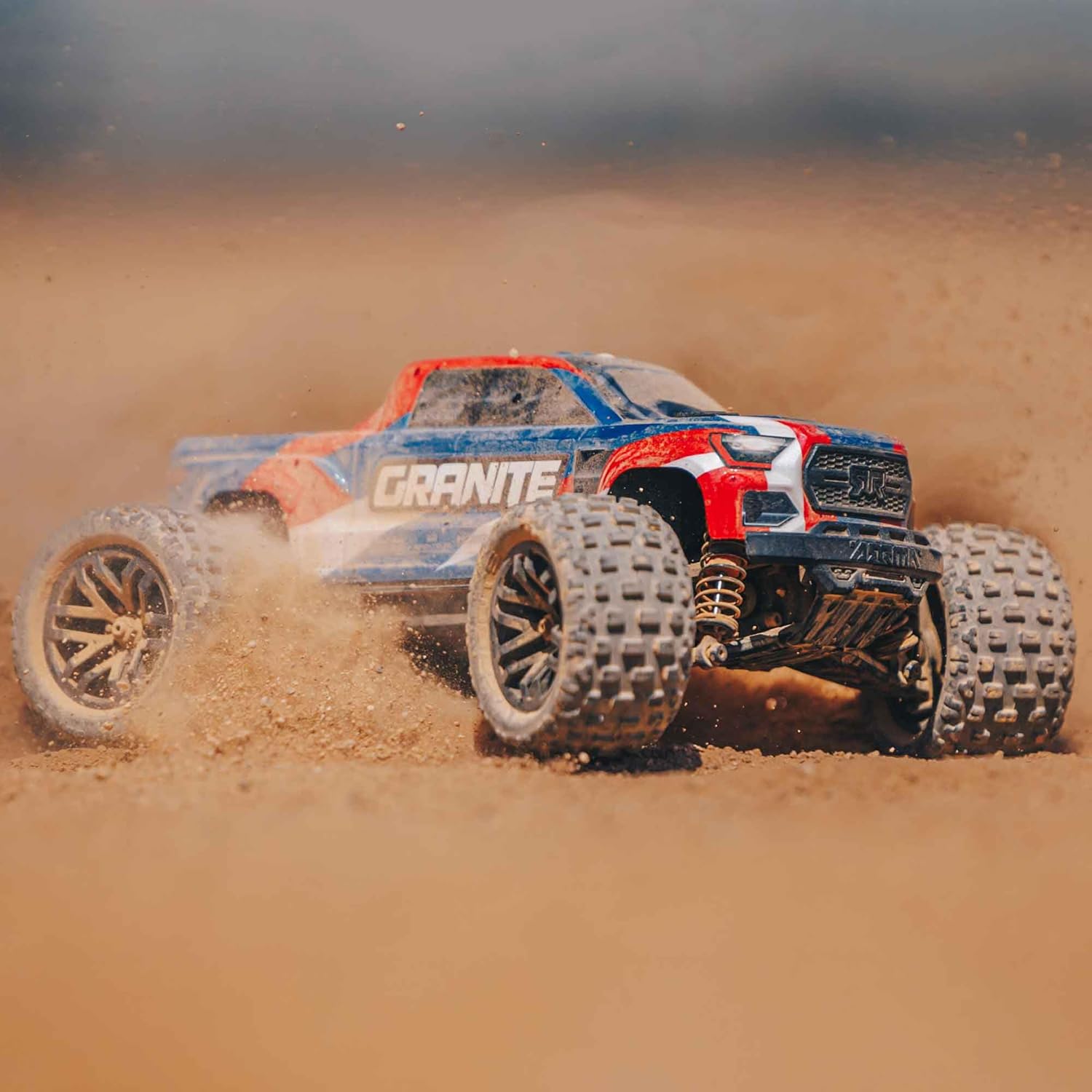 Асты view of the ARRMA Granite GROM chassis with battery installed