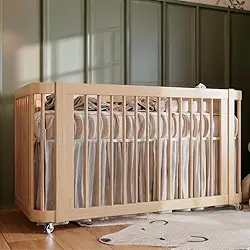 Berço 3 em 1 Evolutivo Quater todo de Madeira Pinus cor Carvalho Malva com Rodízios em Gel