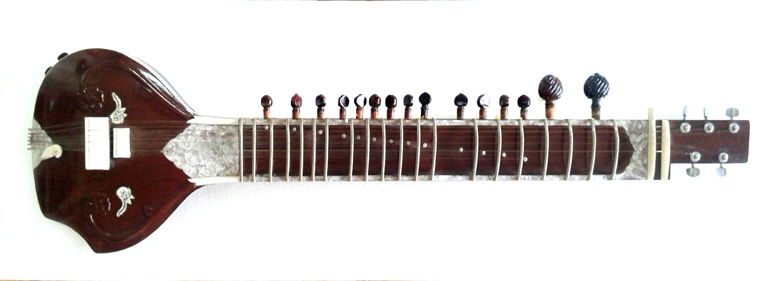 bella mano intagliato Sitar indiano in palissandro scuro. tagliare via il design, Acoustic elettrico.