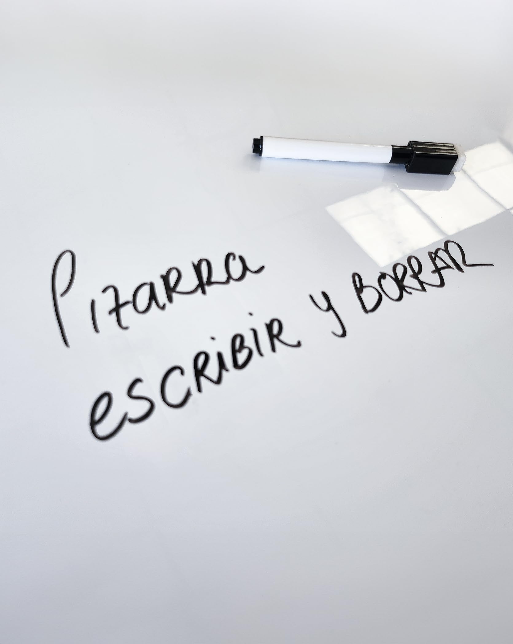 Lámina magnética blanca para escribir y borrar "pizarra imán". Pizarra Magnética 90cm-120cm. Incluye rotulador con imán