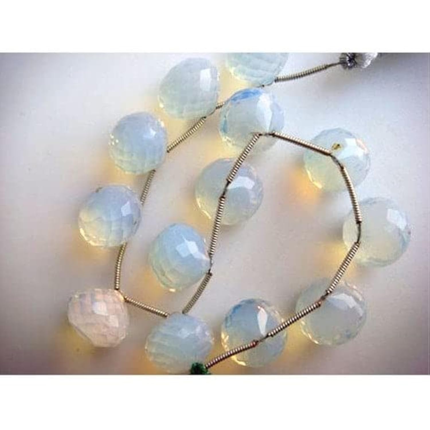 Opalite micro facettée LKBEADS, perles oignons de haute joaillerie pour créations uniques