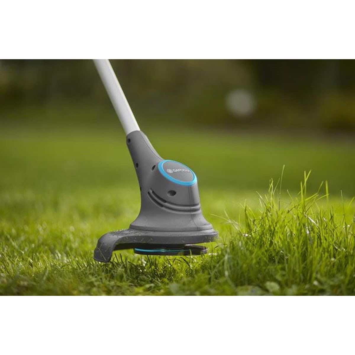 Gardena Trimmer a batteria SmallCut 23/18V P4A set pronto all’uso: trimmer con diametro di taglio di 230 mm, impugnatura ergonomica, peso ridotto, lama di ricambi integrata (14702-20)