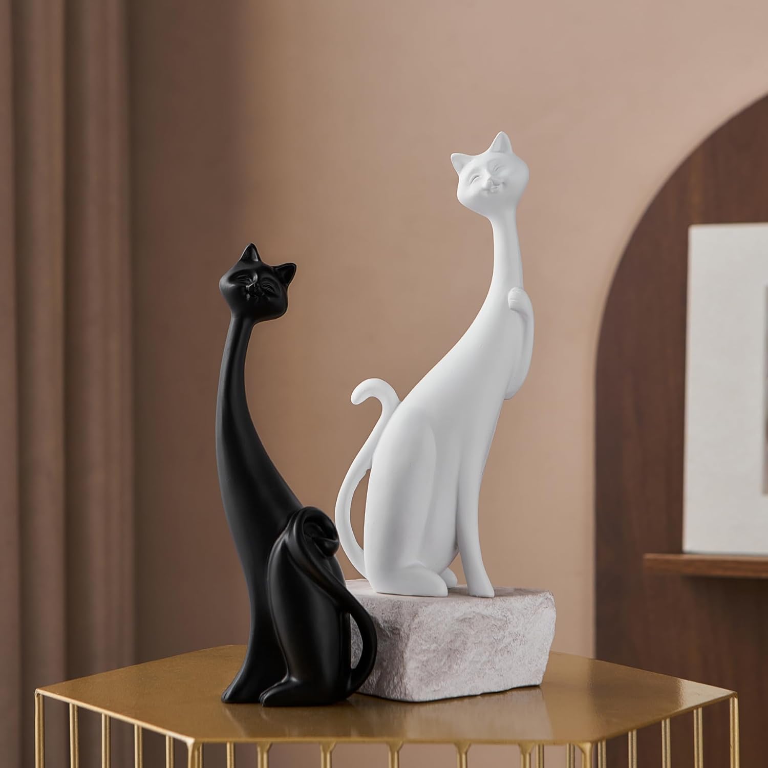 Octdays Cats Statue Table Decor - White and Black Smiling Cat Couple Figurines Book Shelf Decor, Modern Animal Sculptures Decorations for Living Room Office Dining Room Apartment (White and Black)