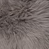 Le tapis peu encombrant de 60 x 90 cm gris clair offre des solutions parfaites pour les petits espaces et les chambres à coucher. La taille compacte s'adapte parfaitement sous les bureaux, comme paillasson ou jeté de fauteuil. Particulièrement populaire auprès des étudiants et des citadins grâce à sa polyvalence.