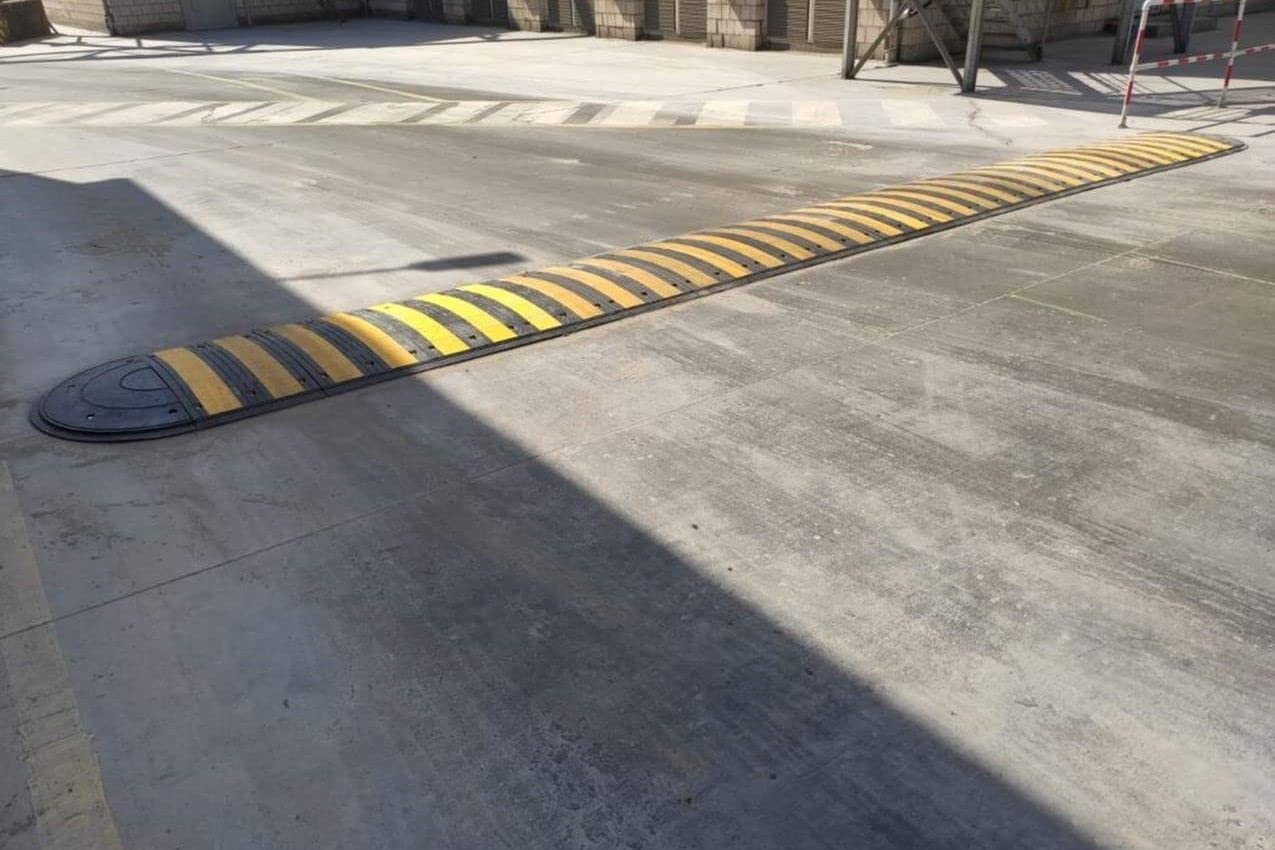 Dosso rallentatore di velocità componibile Safemax, elementi riflettenti - dimensioni: 980x500x70 mm