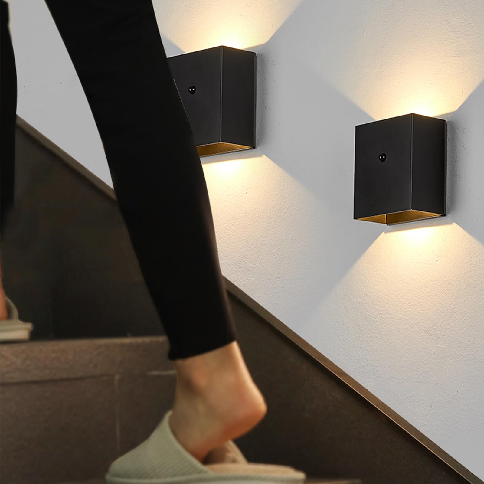 LED Interior Apliques de Pared con Sensor de Movimiento Recargable Lámparas de Pared Magnética Arriba Abajo Iluminación para Dormitorio Escaleras Sala de Estar Pasillo (Blanco Luz Blanca,2 Piezas)