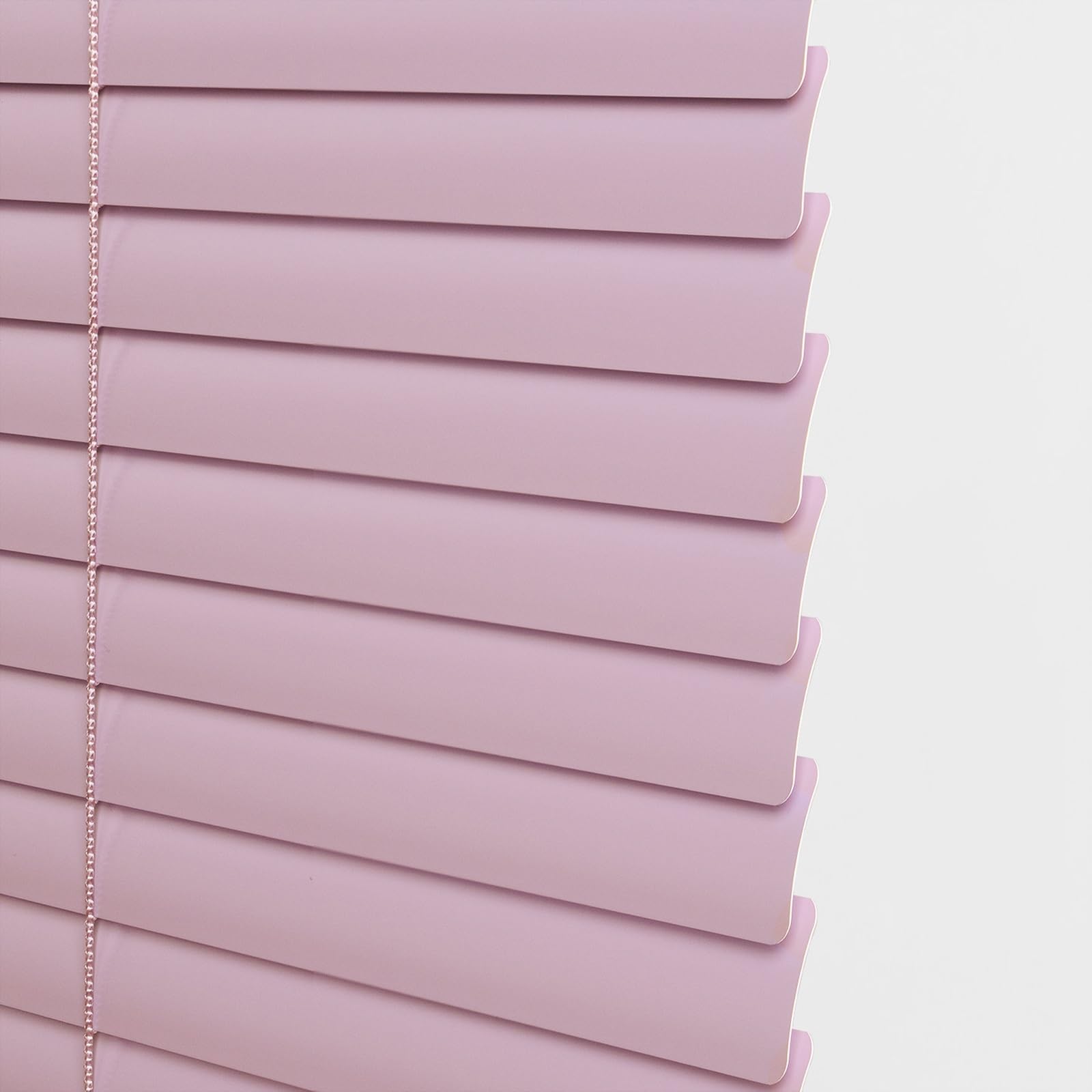 Mini persianas venecianas de aluminio color melocotón ideales para decorar tu dormitorio o salón