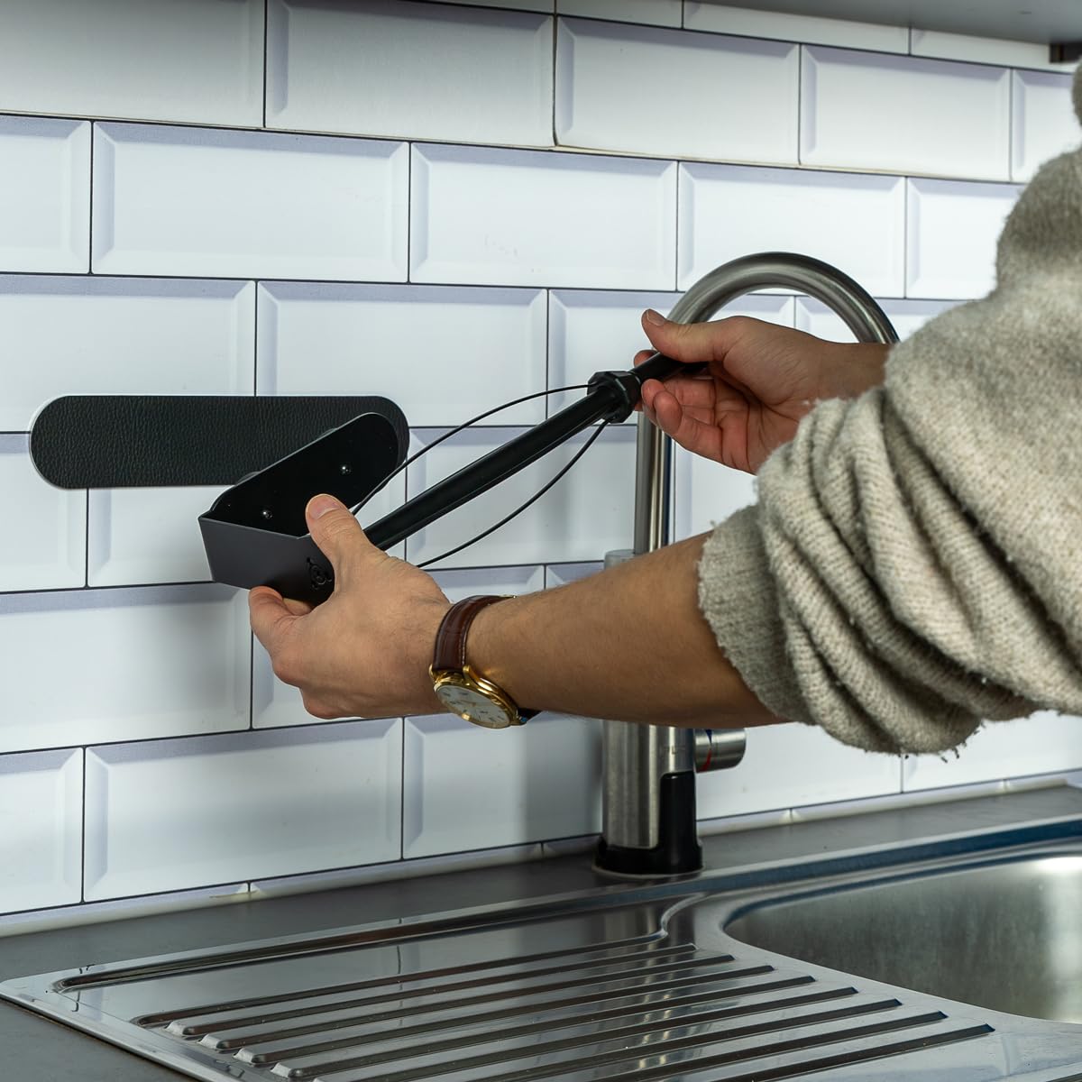 Silwy Soporte magnético para Rollos de Cocina, se adhiere a Superficies metálicas y Barra de Metal sin taladrar, Flexible para Cocina, Caravana, Barco y Cocina al Aire Libre, imanes de Goma para