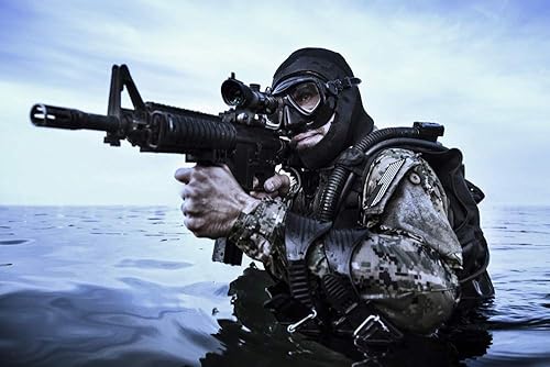 Posterazzi PSTZAB101363M Navy Seal frogman con equipo de buceo completo y armas en el agua, impresión fotográfica, 11 x 17, multicolor