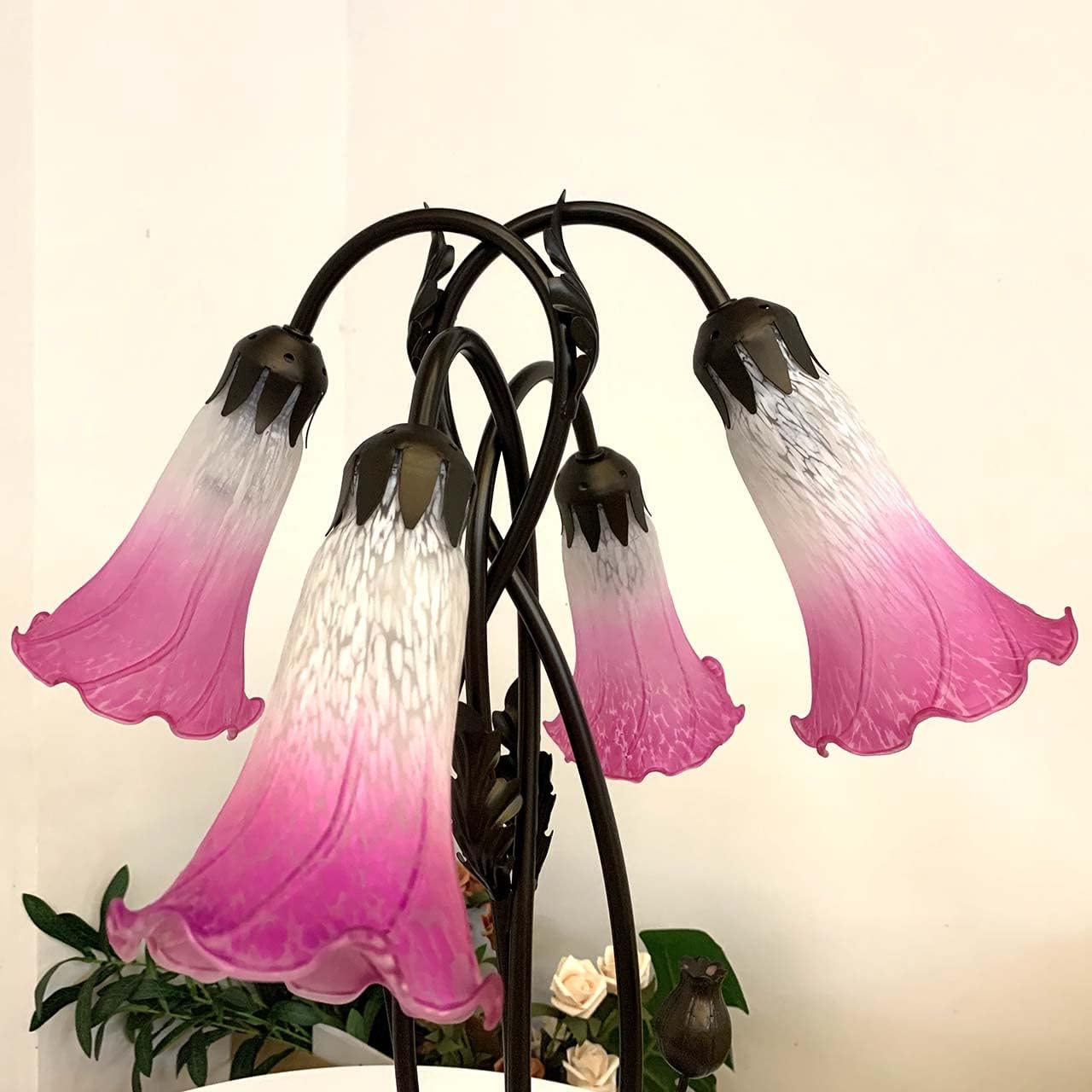 Bieye L30848 Lampa stołowa z dmuchanego szkła w kwiaty lilii do dekoracji salonu i sypialni (4 światła, różowa)