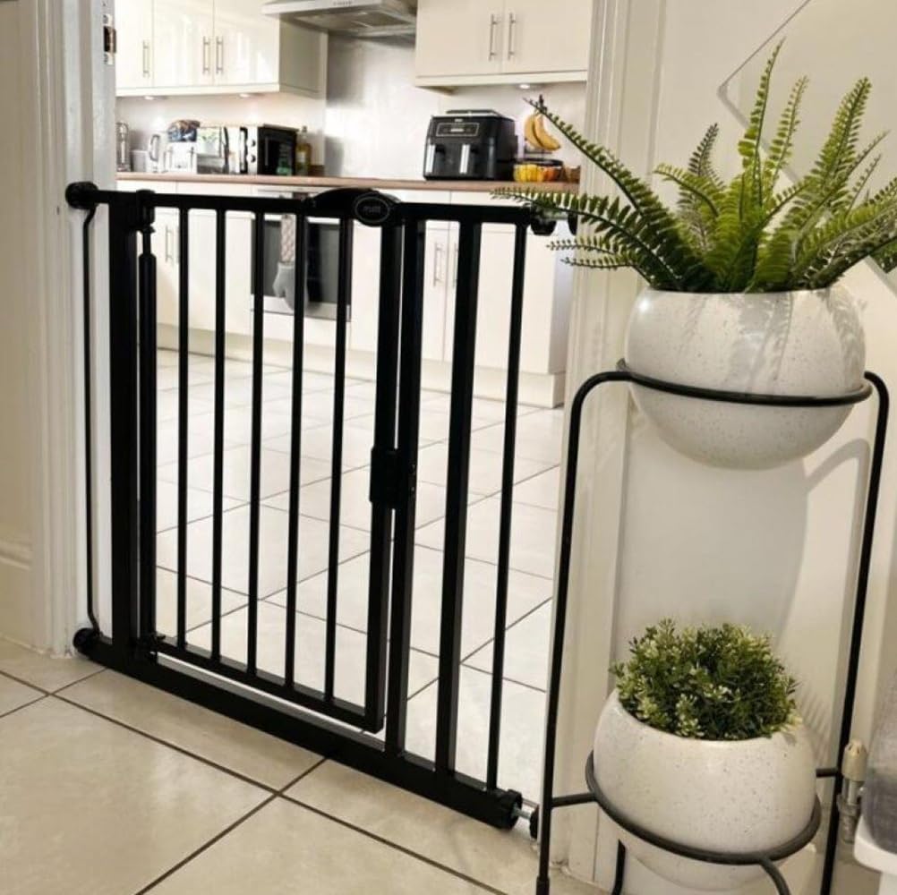 Bettacare Auto Close Pet Gate, 75cm - 82cm, Matt Black, Pressure Fit Stair Gate for Dog & Puppy, Safety Barrier for Doors Hallways and Spaces, Easy Installation — view 7