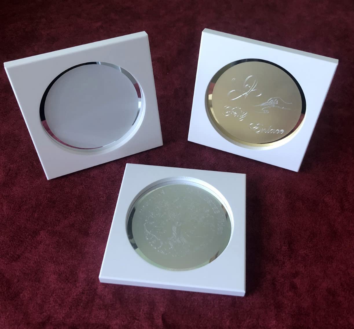Arras de la Virgen del Rocio Tricolor Personalizadas con Bandeja Convertible en Placa de Recuerdo y llevanza de Alianzas para Bodas y Enlaces.