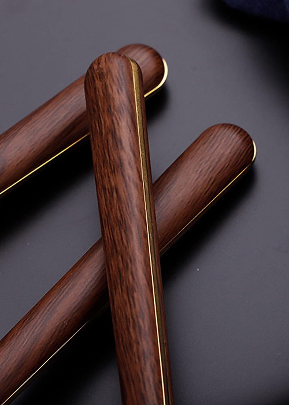 Ce Service de Couverts en Bois, composé de 70 pièces en Acier Inoxydable Durable avec Manche en Bois, Comprend des Couteaux, fourchettes et cuillères délicats. C'est Un Ensemble de Couverts