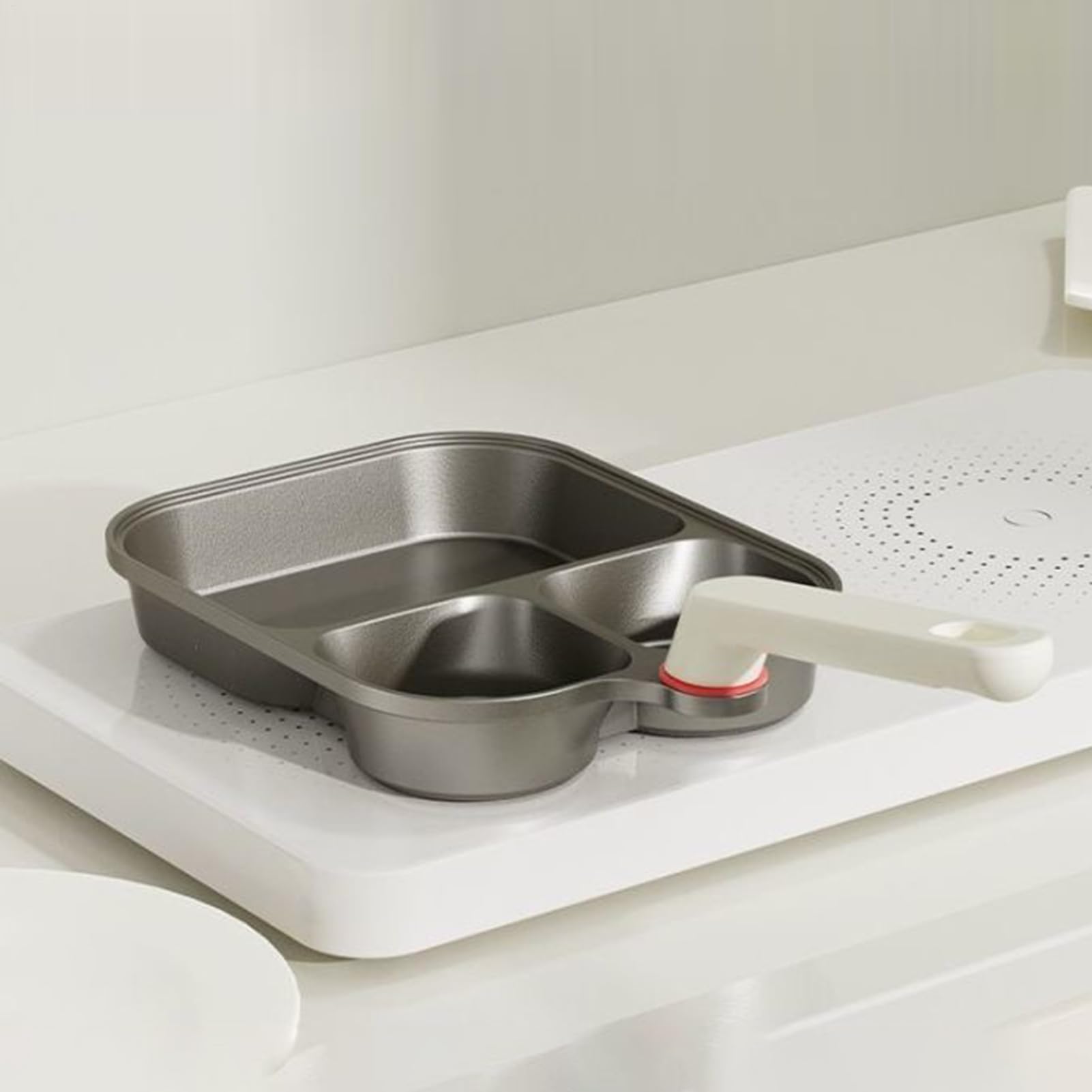Padella Antiaderente per Uova Padella da Cucina a 3 Scomparti Multiuso | Tegamino Divisorio con Coperchio e Spatola in Silicone per Uova, Pancake, Bacon e Preparazione Pasti
