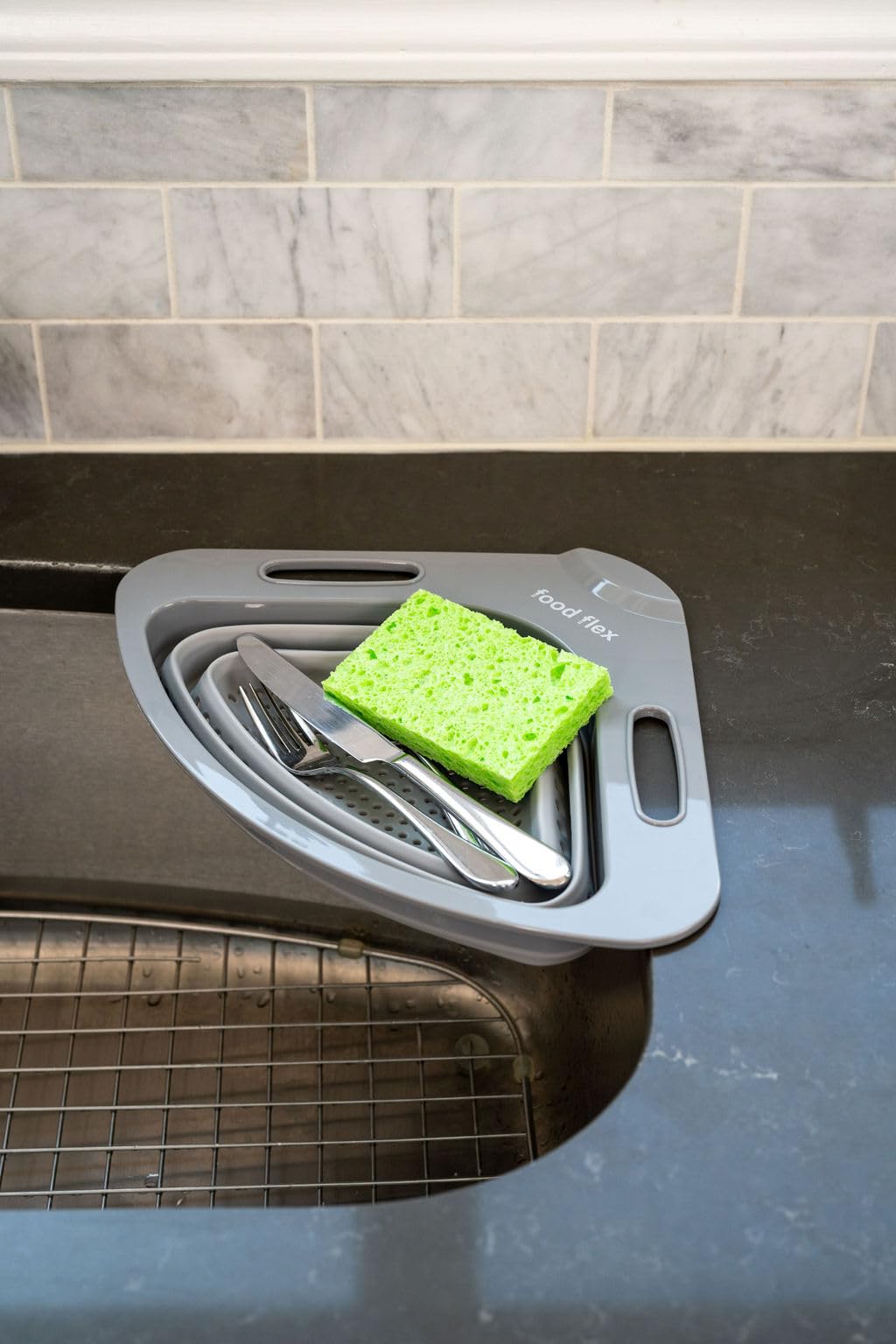 Cesta coladora plegable para fregadero, colador de esquina que ahorra espacio para frutas, verduras y pasta, diseño plegable para almacenamiento de cocina, 3.5 cuartos de galón (gris) 6