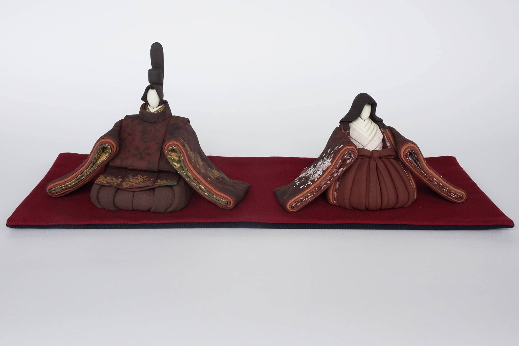 美品　陶器　雛人形　男雛　女雛　細工が細かく丁寧な作り　ひな祭り　台座付き 美品 陶器 雛人形 男雛 女雛 細工が細かく丁寧な作り ひな祭り 台座