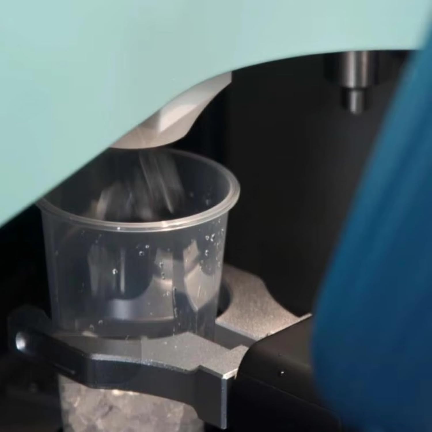 Freshly Ground Coffee Beverage Machine, AI Controlled Espresso Maker with Cloud Management System Designed for Smart Retail and Coffee Franchise Expansion