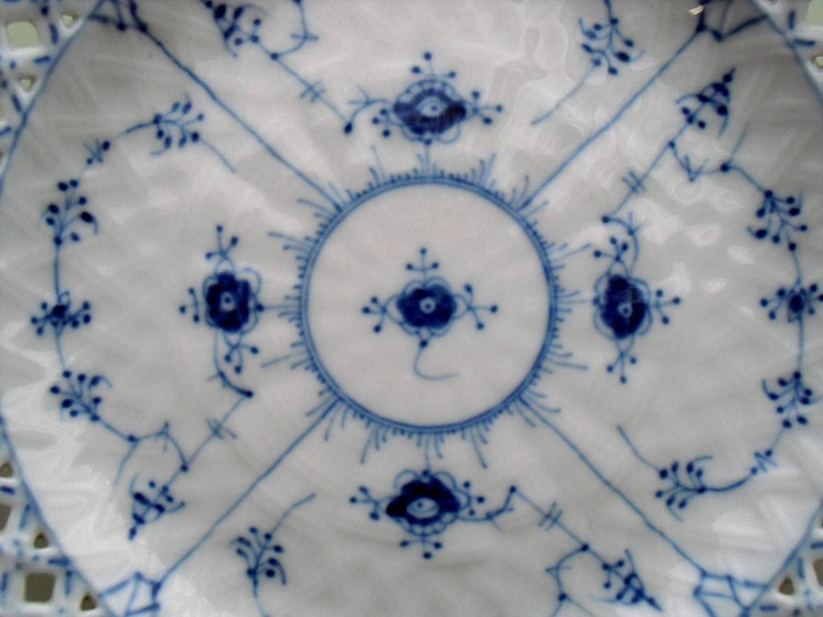 ロイヤルコペンハーゲン ブルーブルーテッド 透かし プレート Amazon.co.jp: ロイヤルコペンハーゲンブルーフルーテッドフルレース